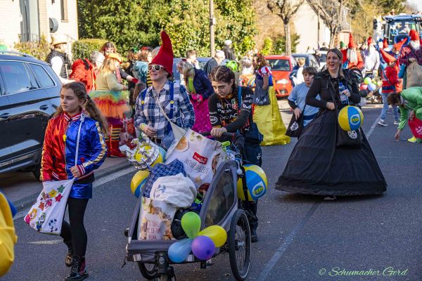 rosenmontag-buir-2025-050363CF3B7-35D0-8C7F-8062-F6E0D3F67A6D.jpg