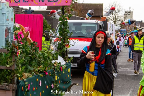 rosenmontagszug-buir-1060ABD7375-A033-B455-6E0F-3590C3136739.jpg