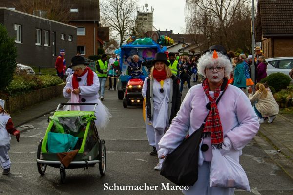rosenmontagszug-buir-1097146742A-0DE4-5718-D0D8-032B8646F01D.jpg