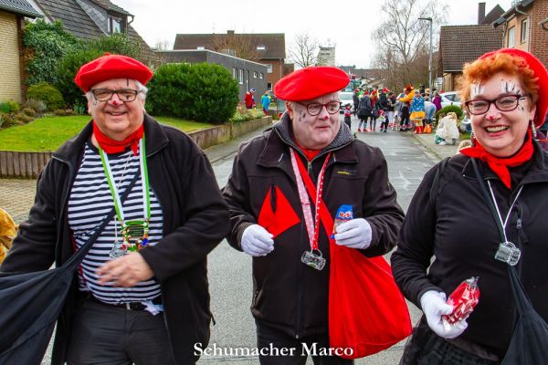 rosenmontagszug-buir-139634F0C8E-79E1-350D-2206-03A6A9F29B68.jpg