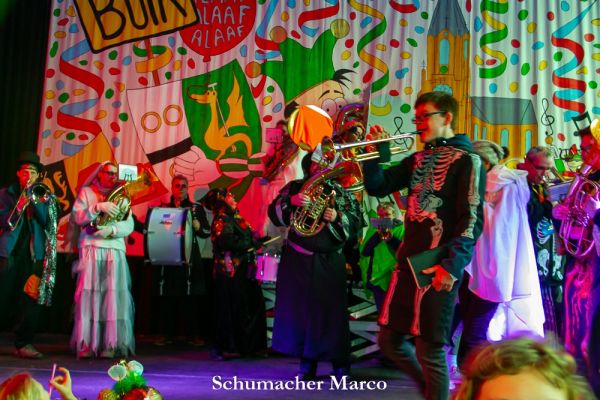 rosenmontagszug-buir-1790A7E5B31-9ACB-9168-658F-A7CBC561A5C8.jpg