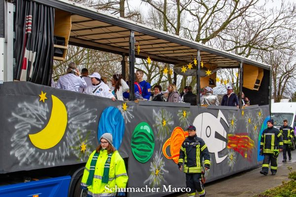 rosenmontagszug-buir-33BD0AEF2F-7BE9-EF87-F95C-69ED2612C652.jpg
