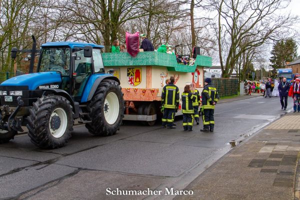 rosenmontagszug-buir-3BAA50F07-55DE-6C32-4822-2F7655C40AED.jpg