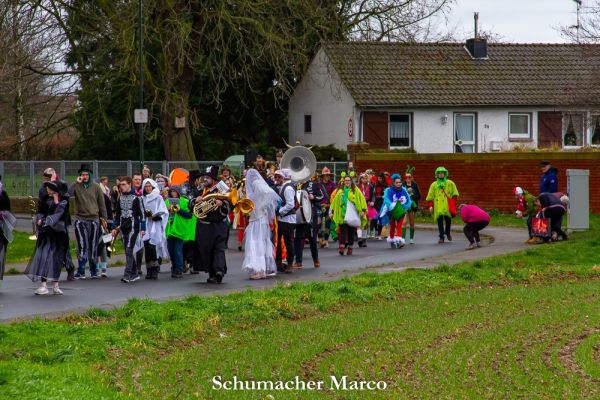 rosenmontagszug-buir-77C8180D50-FC7C-5A25-AFA2-52ED7B5F540B.jpg