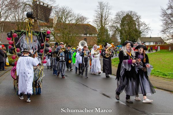 rosenmontagszug-buir-783DBA1F3F-F867-A2D7-0B57-A726FBD46BA5.jpg