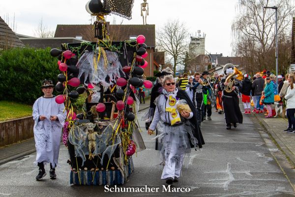 rosenmontagszug-buir-93FC3DA7D1-B69C-01DA-4E50-BA3CA025CFC8.jpg