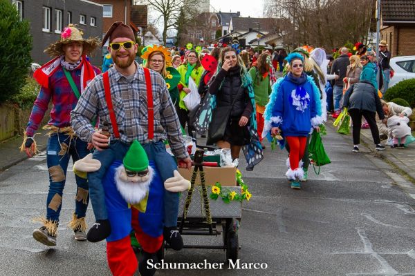rosenmontagszug-buir-987D6DA3B1-E5D8-98AC-1B63-BDEA74A8CE3E.jpg