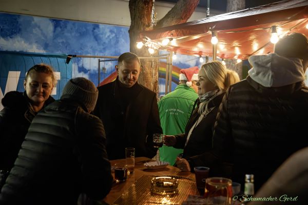 weihnachtsmarkt-kg-2024-04225795A2F-D7A4-A094-9E9B-82FF85CA8402.jpg
