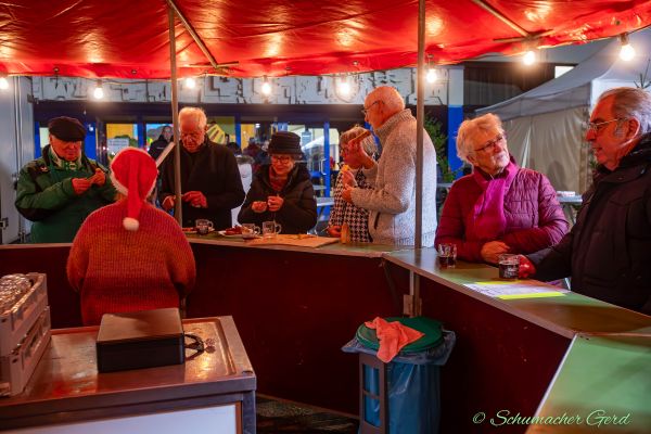 weihnachtsmarkt-kg-loestige-buirer-2023-0315A8F14C0-5CCE-027A-9066-3CC680075813.jpg