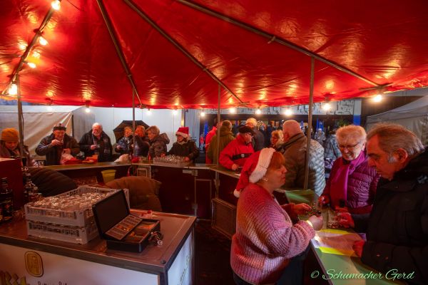 weihnachtsmarkt-kg-loestige-buirer-2023-0519E7A9242-445F-BF6F-B231-3E2BAF36B5EE.jpg